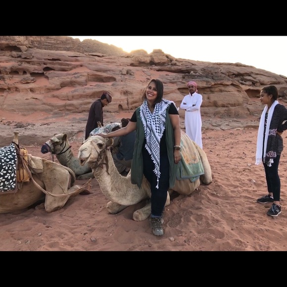 Hey Ya’ll! I’m Kim! Happy Poshing! - Picture 1 of 8